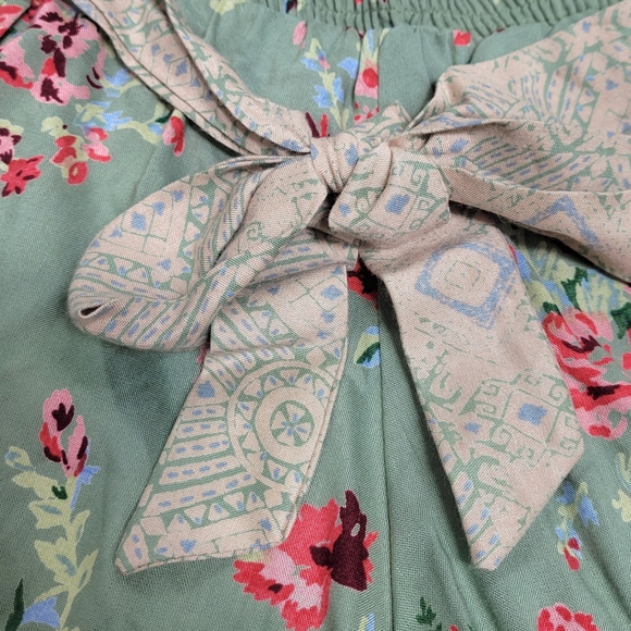 ***SOLD*** Angie Floral Wrap Side Shorts Tie Waist Med NWOT - Picture 5 of 11